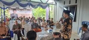 Subandi Gelar Kegiatan Penguatan Demokrasi Daerah di Sanga-Sanga, Usung Tema "Human Security" Sanga-Sanga, 26 April 2025 — Subandi, Anggota DPRD Provinsi Kalimantan Timur, melaksanakan kegiatan Penguatan Demokrasi Daerah bersama masyarakat Kecamatan Sanga-Sanga pada Sabtu (26/4) pukul 16.00 WITA. Kegiatan ini mengangkat tema "Human Security" dan berlangsung dalam suasana yang antusias dan partisipatif. Acara ini menghadirkan Samsul Alam sebagai narasumber utama yang memaparkan konsep dan pentingnya human security atau keamanan manusia dalam konteks pembangunan daerah. Ia menjelaskan bahwa keamanan bukan hanya soal ancaman fisik, tetapi juga mencakup aspek sosial, ekonomi, kesehatan, dan lingkungan. Subandi dalam sambutannya menekankan bahwa demokrasi yang kuat hanya bisa tumbuh dari partisipasi aktif masyarakat dan pemahaman menyeluruh terhadap isu-isu yang memengaruhi kehidupan sehari-hari. “Penguatan demokrasi harus dimulai dari kesadaran kolektif masyarakat akan pentingnya peran mereka dalam menentukan arah pembangunan. Tema human security sangat relevan karena menyentuh langsung kebutuhan dasar warga,” ujarnya. Kegiatan ini menjadi bagian dari upaya Subandi dalam mendorong keterlibatan publik dalam proses demokrasi serta meningkatkan literasi politik masyarakat di Kalimantan Timur, khususnya di wilayah Sanga-Sanga.